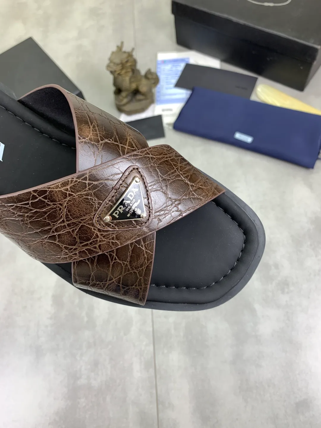 Men's shoes 💰P320💰【New style】🎁🎁🎁 PRADA Prada's new casual slippers, original official website 1:1, perfect workmanship, conveying a kind of noble luxury, sublimating its definition of luxury in Prada's high-end extraordinary craftsmanship. Original combination outsole, size: 39-46 colors 🉑️ to choose from